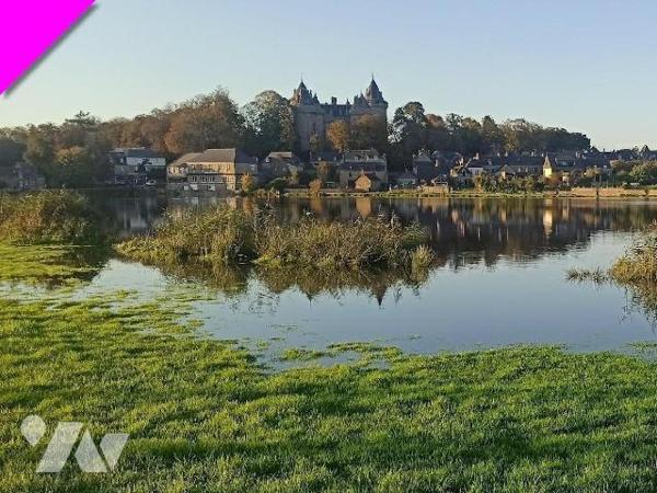 Cadre exceptionnel pour des constructions en pierres qui le sont tout autant.
Potentiel à desti...