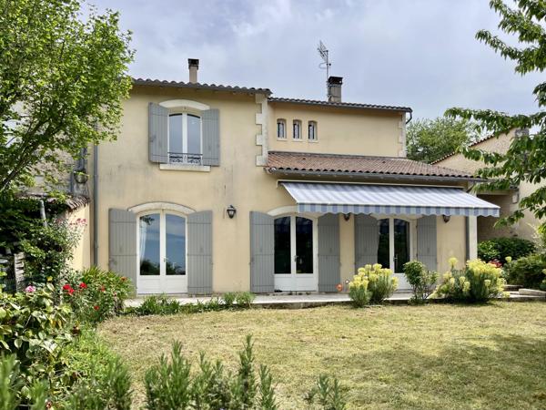 Charmante maison d'architecte offrant 3 chambres et un confort de vie optimal!