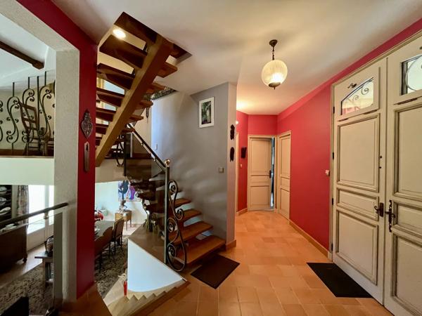 Charmante maison d'architecte offrant 3 chambres et un confort de vie optimal!
