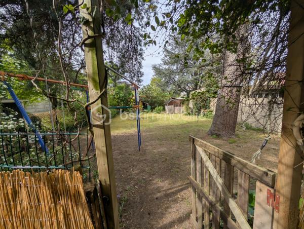 Coup de cœur assuré, bien RARE à la vente, PROCHE des écoles, transport et commerces.
Venez découvrir cette maison familiale cinq chambres de 140m² au sol environ avec sous-sol total surélevé et avec son magnifique jardin sans vis-à-vis.
Elle vous ouvre ses portes au rez-de-jardin sur le sous-sol total comprenant une entrée avec placard, un garage, un atelier, une chambre, une salle d'eau avec wc, et une cuisine d'été.
A l'étage, vous découvrirez un agréable salon-séjour lumineux, d'une cuisine toute équipée et récemment rénovée donnant accès à une belle terrasse et au jardin par un escalier extérieur, de deux chambres, une salle de bain et wc séparé.
Au deuxième étage, un palier dessert trois belles chambres avec placard et une salle d'eau avec un wc.
Vous serez séduit par cette maison au calme et dans un secteur recherché.
+++ panneaux photovoltaïques (revente d'environ 1000€/an) +++ possibilité de garer plusieurs véhicules +++ poêle à bois 2015 +++ quartier calme et résidentiel +++ cabanon de jardin +++ pompe de relevage avec réserve de 1000 litres +++ proche bord de Marne....
Idéal pour une famille. A visiter au plus vite