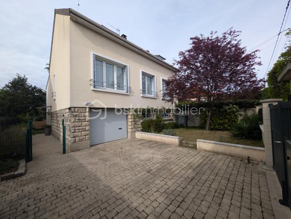 Coup de cœur assuré, bien RARE à la vente, PROCHE des écoles, transport et commerces.
Venez découvrir cette maison familiale cinq chambres de 140m² au sol environ avec sous-sol total surélevé et avec son magnifique jardin sans vis-à-vis.
Elle vous ouvre ses portes au rez-de-jardin sur le sous-sol total comprenant une entrée avec placard, un garage, un atelier, une chambre, une salle d'eau avec wc, et une cuisine d'été.
A l'étage, vous découvrirez un agréable salon-séjour lumineux, d'une cuisine toute équipée et récemment rénovée donnant accès à une belle terrasse et au jardin par un escalier extérieur, de deux chambres, une salle de bain et wc séparé.
Au deuxième étage, un palier dessert trois belles chambres avec placard et une salle d'eau avec un wc.
Vous serez séduit par cette maison au calme et dans un secteur recherché.
+++ panneaux photovoltaïques (revente d'environ 1000€/an) +++ possibilité de garer plusieurs véhicules +++ poêle à bois 2015 +++ quartier calme et résidentiel +++ cabanon de jardin +++ pompe de relevage avec réserve de 1000 litres +++ proche bord de Marne....
Idéal pour une famille. A visiter au plus vite