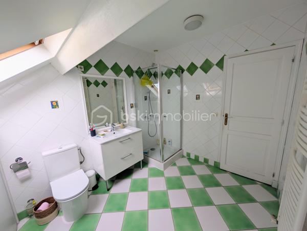 Coup de cœur assuré, bien RARE à la vente, PROCHE des écoles, transport et commerces.
Venez découvrir cette maison familiale cinq chambres de 140m² au sol environ avec sous-sol total surélevé et avec son magnifique jardin sans vis-à-vis.
Elle vous ouvre ses portes au rez-de-jardin sur le sous-sol total comprenant une entrée avec placard, un garage, un atelier, une chambre, une salle d'eau avec wc, et une cuisine d'été.
A l'étage, vous découvrirez un agréable salon-séjour lumineux, d'une cuisine toute équipée et récemment rénovée donnant accès à une belle terrasse et au jardin par un escalier extérieur, de deux chambres, une salle de bain et wc séparé.
Au deuxième étage, un palier dessert trois belles chambres avec placard et une salle d'eau avec un wc.
Vous serez séduit par cette maison au calme et dans un secteur recherché.
+++ panneaux photovoltaïques (revente d'environ 1000€/an) +++ possibilité de garer plusieurs véhicules +++ poêle à bois 2015 +++ quartier calme et résidentiel +++ cabanon de jardin +++ pompe de relevage avec réserve de 1000 litres +++ proche bord de Marne....
Idéal pour une famille. A visiter au plus vite