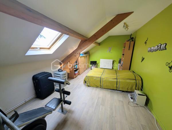 Coup de cœur assuré, bien RARE à la vente, PROCHE des écoles, transport et commerces.
Venez découvrir cette maison familiale cinq chambres de 140m² au sol environ avec sous-sol total surélevé et avec son magnifique jardin sans vis-à-vis.
Elle vous ouvre ses portes au rez-de-jardin sur le sous-sol total comprenant une entrée avec placard, un garage, un atelier, une chambre, une salle d'eau avec wc, et une cuisine d'été.
A l'étage, vous découvrirez un agréable salon-séjour lumineux, d'une cuisine toute équipée et récemment rénovée donnant accès à une belle terrasse et au jardin par un escalier extérieur, de deux chambres, une salle de bain et wc séparé.
Au deuxième étage, un palier dessert trois belles chambres avec placard et une salle d'eau avec un wc.
Vous serez séduit par cette maison au calme et dans un secteur recherché.
+++ panneaux photovoltaïques (revente d'environ 1000€/an) +++ possibilité de garer plusieurs véhicules +++ poêle à bois 2015 +++ quartier calme et résidentiel +++ cabanon de jardin +++ pompe de relevage avec réserve de 1000 litres +++ proche bord de Marne....
Idéal pour une famille. A visiter au plus vite