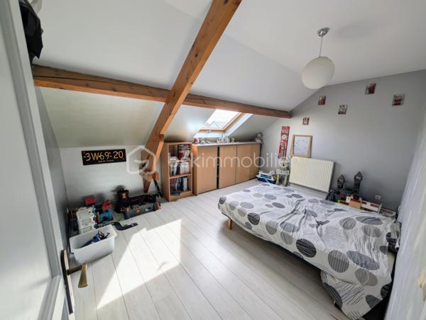 Coup de cœur assuré, bien RARE à la vente, PROCHE des écoles, transport et commerces.
Venez découvrir cette maison familiale cinq chambres de 140m² au sol environ avec sous-sol total surélevé et avec son magnifique jardin sans vis-à-vis.
Elle vous ouvre ses portes au rez-de-jardin sur le sous-sol total comprenant une entrée avec placard, un garage, un atelier, une chambre, une salle d'eau avec wc, et une cuisine d'été.
A l'étage, vous découvrirez un agréable salon-séjour lumineux, d'une cuisine toute équipée et récemment rénovée donnant accès à une belle terrasse et au jardin par un escalier extérieur, de deux chambres, une salle de bain et wc séparé.
Au deuxième étage, un palier dessert trois belles chambres avec placard et une salle d'eau avec un wc.
Vous serez séduit par cette maison au calme et dans un secteur recherché.
+++ panneaux photovoltaïques (revente d'environ 1000€/an) +++ possibilité de garer plusieurs véhicules +++ poêle à bois 2015 +++ quartier calme et résidentiel +++ cabanon de jardin +++ pompe de relevage avec réserve de 1000 litres +++ proche bord de Marne....
Idéal pour une famille. A visiter au plus vite