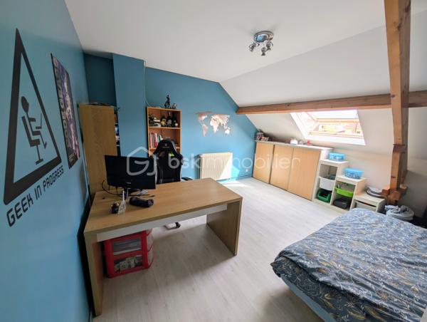 Coup de cœur assuré, bien RARE à la vente, PROCHE des écoles, transport et commerces.
Venez découvrir cette maison familiale cinq chambres de 140m² au sol environ avec sous-sol total surélevé et avec son magnifique jardin sans vis-à-vis.
Elle vous ouvre ses portes au rez-de-jardin sur le sous-sol total comprenant une entrée avec placard, un garage, un atelier, une chambre, une salle d'eau avec wc, et une cuisine d'été.
A l'étage, vous découvrirez un agréable salon-séjour lumineux, d'une cuisine toute équipée et récemment rénovée donnant accès à une belle terrasse et au jardin par un escalier extérieur, de deux chambres, une salle de bain et wc séparé.
Au deuxième étage, un palier dessert trois belles chambres avec placard et une salle d'eau avec un wc.
Vous serez séduit par cette maison au calme et dans un secteur recherché.
+++ panneaux photovoltaïques (revente d'environ 1000€/an) +++ possibilité de garer plusieurs véhicules +++ poêle à bois 2015 +++ quartier calme et résidentiel +++ cabanon de jardin +++ pompe de relevage avec réserve de 1000 litres +++ proche bord de Marne....
Idéal pour une famille. A visiter au plus vite