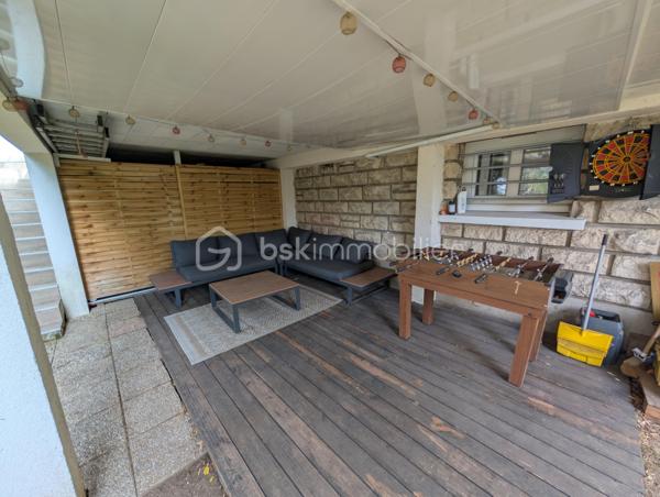 Coup de cœur assuré, bien RARE à la vente, PROCHE des écoles, transport et commerces.
Venez découvrir cette maison familiale cinq chambres de 140m² au sol environ avec sous-sol total surélevé et avec son magnifique jardin sans vis-à-vis.
Elle vous ouvre ses portes au rez-de-jardin sur le sous-sol total comprenant une entrée avec placard, un garage, un atelier, une chambre, une salle d'eau avec wc, et une cuisine d'été.
A l'étage, vous découvrirez un agréable salon-séjour lumineux, d'une cuisine toute équipée et récemment rénovée donnant accès à une belle terrasse et au jardin par un escalier extérieur, de deux chambres, une salle de bain et wc séparé.
Au deuxième étage, un palier dessert trois belles chambres avec placard et une salle d'eau avec un wc.
Vous serez séduit par cette maison au calme et dans un secteur recherché.
+++ panneaux photovoltaïques (revente d'environ 1000€/an) +++ possibilité de garer plusieurs véhicules +++ poêle à bois 2015 +++ quartier calme et résidentiel +++ cabanon de jardin +++ pompe de relevage avec réserve de 1000 litres +++ proche bord de Marne....
Idéal pour une famille. A visiter au plus vite