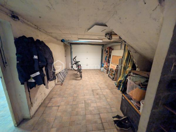 Coup de cœur assuré, bien RARE à la vente, PROCHE des écoles, transport et commerces.
Venez découvrir cette maison familiale cinq chambres de 140m² au sol environ avec sous-sol total surélevé et avec son magnifique jardin sans vis-à-vis.
Elle vous ouvre ses portes au rez-de-jardin sur le sous-sol total comprenant une entrée avec placard, un garage, un atelier, une chambre, une salle d'eau avec wc, et une cuisine d'été.
A l'étage, vous découvrirez un agréable salon-séjour lumineux, d'une cuisine toute équipée et récemment rénovée donnant accès à une belle terrasse et au jardin par un escalier extérieur, de deux chambres, une salle de bain et wc séparé.
Au deuxième étage, un palier dessert trois belles chambres avec placard et une salle d'eau avec un wc.
Vous serez séduit par cette maison au calme et dans un secteur recherché.
+++ panneaux photovoltaïques (revente d'environ 1000€/an) +++ possibilité de garer plusieurs véhicules +++ poêle à bois 2015 +++ quartier calme et résidentiel +++ cabanon de jardin +++ pompe de relevage avec réserve de 1000 litres +++ proche bord de Marne....
Idéal pour une famille. A visiter au plus vite