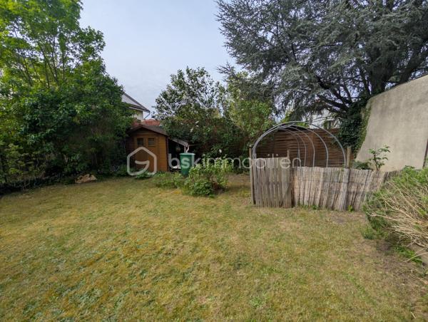 Coup de cœur assuré, bien RARE à la vente, PROCHE des écoles, transport et commerces.
Venez découvrir cette maison familiale cinq chambres de 140m² au sol environ avec sous-sol total surélevé et avec son magnifique jardin sans vis-à-vis.
Elle vous ouvre ses portes au rez-de-jardin sur le sous-sol total comprenant une entrée avec placard, un garage, un atelier, une chambre, une salle d'eau avec wc, et une cuisine d'été.
A l'étage, vous découvrirez un agréable salon-séjour lumineux, d'une cuisine toute équipée et récemment rénovée donnant accès à une belle terrasse et au jardin par un escalier extérieur, de deux chambres, une salle de bain et wc séparé.
Au deuxième étage, un palier dessert trois belles chambres avec placard et une salle d'eau avec un wc.
Vous serez séduit par cette maison au calme et dans un secteur recherché.
+++ panneaux photovoltaïques (revente d'environ 1000€/an) +++ possibilité de garer plusieurs véhicules +++ poêle à bois 2015 +++ quartier calme et résidentiel +++ cabanon de jardin +++ pompe de relevage avec réserve de 1000 litres +++ proche bord de Marne....
Idéal pour une famille. A visiter au plus vite