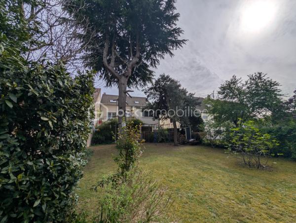 Coup de cœur assuré, bien RARE à la vente, PROCHE des écoles, transport et commerces.
Venez découvrir cette maison familiale cinq chambres de 140m² au sol environ avec sous-sol total surélevé et avec son magnifique jardin sans vis-à-vis.
Elle vous ouvre ses portes au rez-de-jardin sur le sous-sol total comprenant une entrée avec placard, un garage, un atelier, une chambre, une salle d'eau avec wc, et une cuisine d'été.
A l'étage, vous découvrirez un agréable salon-séjour lumineux, d'une cuisine toute équipée et récemment rénovée donnant accès à une belle terrasse et au jardin par un escalier extérieur, de deux chambres, une salle de bain et wc séparé.
Au deuxième étage, un palier dessert trois belles chambres avec placard et une salle d'eau avec un wc.
Vous serez séduit par cette maison au calme et dans un secteur recherché.
+++ panneaux photovoltaïques (revente d'environ 1000€/an) +++ possibilité de garer plusieurs véhicules +++ poêle à bois 2015 +++ quartier calme et résidentiel +++ cabanon de jardin +++ pompe de relevage avec réserve de 1000 litres +++ proche bord de Marne....
Idéal pour une famille. A visiter au plus vite
