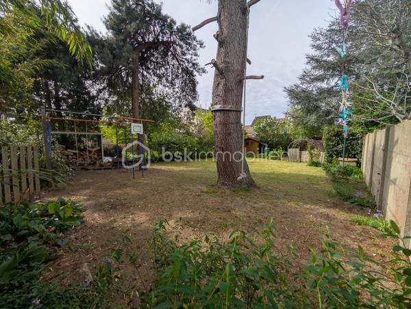 Coup de cœur assuré, bien RARE à la vente, PROCHE des écoles, transport et commerces.
Venez découvrir cette maison familiale cinq chambres de 140m² au sol environ avec sous-sol total surélevé et avec son magnifique jardin sans vis-à-vis.
Elle vous ouvre ses portes au rez-de-jardin sur le sous-sol total comprenant une entrée avec placard, un garage, un atelier, une chambre, une salle d'eau avec wc, et une cuisine d'été.
A l'étage, vous découvrirez un agréable salon-séjour lumineux, d'une cuisine toute équipée et récemment rénovée donnant accès à une belle terrasse et au jardin par un escalier extérieur, de deux chambres, une salle de bain et wc séparé.
Au deuxième étage, un palier dessert trois belles chambres avec placard et une salle d'eau avec un wc.
Vous serez séduit par cette maison au calme et dans un secteur recherché.
+++ panneaux photovoltaïques (revente d'environ 1000€/an) +++ possibilité de garer plusieurs véhicules +++ poêle à bois 2015 +++ quartier calme et résidentiel +++ cabanon de jardin +++ pompe de relevage avec réserve de 1000 litres +++ proche bord de Marne....
Idéal pour une famille. A visiter au plus vite