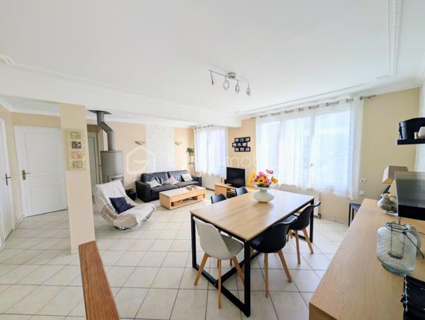 Coup de cœur assuré, bien RARE à la vente, PROCHE des écoles, transport et commerces.
Venez découvrir cette maison familiale cinq chambres de 140m² au sol environ avec sous-sol total surélevé et avec son magnifique jardin sans vis-à-vis.
Elle vous ouvre ses portes au rez-de-jardin sur le sous-sol total comprenant une entrée avec placard, un garage, un atelier, une chambre, une salle d'eau avec wc, et une cuisine d'été.
A l'étage, vous découvrirez un agréable salon-séjour lumineux, d'une cuisine toute équipée et récemment rénovée donnant accès à une belle terrasse et au jardin par un escalier extérieur, de deux chambres, une salle de bain et wc séparé.
Au deuxième étage, un palier dessert trois belles chambres avec placard et une salle d'eau avec un wc.
Vous serez séduit par cette maison au calme et dans un secteur recherché.
+++ panneaux photovoltaïques (revente d'environ 1000€/an) +++ possibilité de garer plusieurs véhicules +++ poêle à bois 2015 +++ quartier calme et résidentiel +++ cabanon de jardin +++ pompe de relevage avec réserve de 1000 litres +++ proche bord de Marne....
Idéal pour une famille. A visiter au plus vite