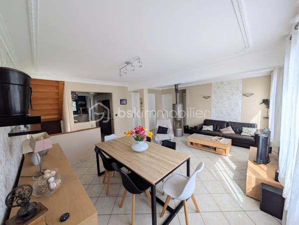 Coup de cœur assuré, bien RARE à la vente, PROCHE des écoles, transport et commerces.
Venez découvrir cette maison familiale cinq chambres de 140m² au sol environ avec sous-sol total surélevé et avec son magnifique jardin sans vis-à-vis.
Elle vous ouvre ses portes au rez-de-jardin sur le sous-sol total comprenant une entrée avec placard, un garage, un atelier, une chambre, une salle d'eau avec wc, et une cuisine d'été.
A l'étage, vous découvrirez un agréable salon-séjour lumineux, d'une cuisine toute équipée et récemment rénovée donnant accès à une belle terrasse et au jardin par un escalier extérieur, de deux chambres, une salle de bain et wc séparé.
Au deuxième étage, un palier dessert trois belles chambres avec placard et une salle d'eau avec un wc.
Vous serez séduit par cette maison au calme et dans un secteur recherché.
+++ panneaux photovoltaïques (revente d'environ 1000€/an) +++ possibilité de garer plusieurs véhicules +++ poêle à bois 2015 +++ quartier calme et résidentiel +++ cabanon de jardin +++ pompe de relevage avec réserve de 1000 litres +++ proche bord de Marne....
Idéal pour une famille. A visiter au plus vite