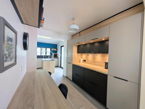 Coup de cœur assuré, bien RARE à la vente, PROCHE des écoles, transport et commerces.
Venez découvrir cette maison familiale cinq chambres de 140m² au sol environ avec sous-sol total surélevé et avec son magnifique jardin sans vis-à-vis.
Elle vous ouvre ses portes au rez-de-jardin sur le sous-sol total comprenant une entrée avec placard, un garage, un atelier, une chambre, une salle d'eau avec wc, et une cuisine d'été.
A l'étage, vous découvrirez un agréable salon-séjour lumineux, d'une cuisine toute équipée et récemment rénovée donnant accès à une belle terrasse et au jardin par un escalier extérieur, de deux chambres, une salle de bain et wc séparé.
Au deuxième étage, un palier dessert trois belles chambres avec placard et une salle d'eau avec un wc.
Vous serez séduit par cette maison au calme et dans un secteur recherché.
+++ panneaux photovoltaïques (revente d'environ 1000€/an) +++ possibilité de garer plusieurs véhicules +++ poêle à bois 2015 +++ quartier calme et résidentiel +++ cabanon de jardin +++ pompe de relevage avec réserve de 1000 litres +++ proche bord de Marne....
Idéal pour une famille. A visiter au plus vite