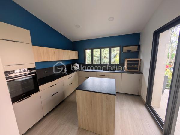 Coup de cœur assuré, bien RARE à la vente, PROCHE des écoles, transport et commerces.
Venez découvrir cette maison familiale cinq chambres de 140m² au sol environ avec sous-sol total surélevé et avec son magnifique jardin sans vis-à-vis.
Elle vous ouvre ses portes au rez-de-jardin sur le sous-sol total comprenant une entrée avec placard, un garage, un atelier, une chambre, une salle d'eau avec wc, et une cuisine d'été.
A l'étage, vous découvrirez un agréable salon-séjour lumineux, d'une cuisine toute équipée et récemment rénovée donnant accès à une belle terrasse et au jardin par un escalier extérieur, de deux chambres, une salle de bain et wc séparé.
Au deuxième étage, un palier dessert trois belles chambres avec placard et une salle d'eau avec un wc.
Vous serez séduit par cette maison au calme et dans un secteur recherché.
+++ panneaux photovoltaïques (revente d'environ 1000€/an) +++ possibilité de garer plusieurs véhicules +++ poêle à bois 2015 +++ quartier calme et résidentiel +++ cabanon de jardin +++ pompe de relevage avec réserve de 1000 litres +++ proche bord de Marne....
Idéal pour une famille. A visiter au plus vite