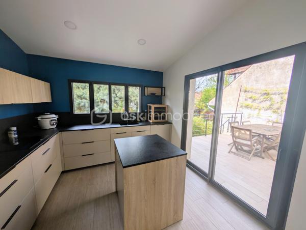 Coup de cœur assuré, bien RARE à la vente, PROCHE des écoles, transport et commerces.
Venez découvrir cette maison familiale cinq chambres de 140m² au sol environ avec sous-sol total surélevé et avec son magnifique jardin sans vis-à-vis.
Elle vous ouvre ses portes au rez-de-jardin sur le sous-sol total comprenant une entrée avec placard, un garage, un atelier, une chambre, une salle d'eau avec wc, et une cuisine d'été.
A l'étage, vous découvrirez un agréable salon-séjour lumineux, d'une cuisine toute équipée et récemment rénovée donnant accès à une belle terrasse et au jardin par un escalier extérieur, de deux chambres, une salle de bain et wc séparé.
Au deuxième étage, un palier dessert trois belles chambres avec placard et une salle d'eau avec un wc.
Vous serez séduit par cette maison au calme et dans un secteur recherché.
+++ panneaux photovoltaïques (revente d'environ 1000€/an) +++ possibilité de garer plusieurs véhicules +++ poêle à bois 2015 +++ quartier calme et résidentiel +++ cabanon de jardin +++ pompe de relevage avec réserve de 1000 litres +++ proche bord de Marne....
Idéal pour une famille. A visiter au plus vite