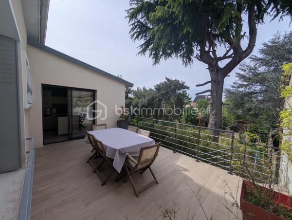 Coup de cœur assuré, bien RARE à la vente, PROCHE des écoles, transport et commerces.
Venez découvrir cette maison familiale cinq chambres de 140m² au sol environ avec sous-sol total surélevé et avec son magnifique jardin sans vis-à-vis.
Elle vous ouvre ses portes au rez-de-jardin sur le sous-sol total comprenant une entrée avec placard, un garage, un atelier, une chambre, une salle d'eau avec wc, et une cuisine d'été.
A l'étage, vous découvrirez un agréable salon-séjour lumineux, d'une cuisine toute équipée et récemment rénovée donnant accès à une belle terrasse et au jardin par un escalier extérieur, de deux chambres, une salle de bain et wc séparé.
Au deuxième étage, un palier dessert trois belles chambres avec placard et une salle d'eau avec un wc.
Vous serez séduit par cette maison au calme et dans un secteur recherché.
+++ panneaux photovoltaïques (revente d'environ 1000€/an) +++ possibilité de garer plusieurs véhicules +++ poêle à bois 2015 +++ quartier calme et résidentiel +++ cabanon de jardin +++ pompe de relevage avec réserve de 1000 litres +++ proche bord de Marne....
Idéal pour une famille. A visiter au plus vite