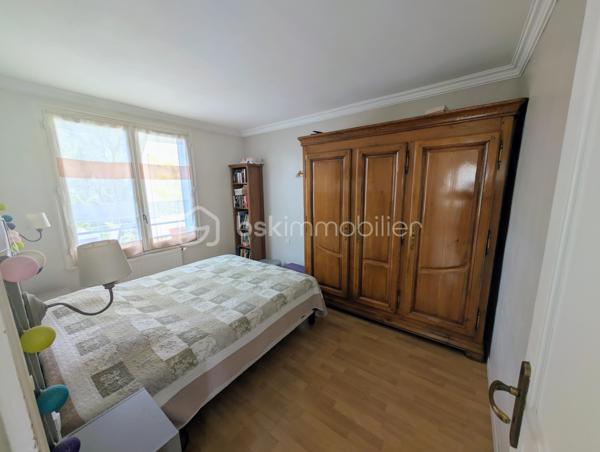 Coup de cœur assuré, bien RARE à la vente, PROCHE des écoles, transport et commerces.
Venez découvrir cette maison familiale cinq chambres de 140m² au sol environ avec sous-sol total surélevé et avec son magnifique jardin sans vis-à-vis.
Elle vous ouvre ses portes au rez-de-jardin sur le sous-sol total comprenant une entrée avec placard, un garage, un atelier, une chambre, une salle d'eau avec wc, et une cuisine d'été.
A l'étage, vous découvrirez un agréable salon-séjour lumineux, d'une cuisine toute équipée et récemment rénovée donnant accès à une belle terrasse et au jardin par un escalier extérieur, de deux chambres, une salle de bain et wc séparé.
Au deuxième étage, un palier dessert trois belles chambres avec placard et une salle d'eau avec un wc.
Vous serez séduit par cette maison au calme et dans un secteur recherché.
+++ panneaux photovoltaïques (revente d'environ 1000€/an) +++ possibilité de garer plusieurs véhicules +++ poêle à bois 2015 +++ quartier calme et résidentiel +++ cabanon de jardin +++ pompe de relevage avec réserve de 1000 litres +++ proche bord de Marne....
Idéal pour une famille. A visiter au plus vite
