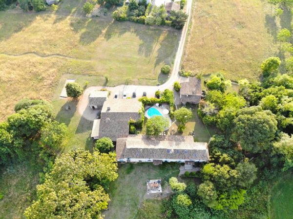 Ferme en pierre avec trois maisons d'amis dans un cadre isolé