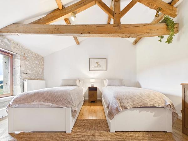 Ferme en pierre avec trois maisons d'amis dans un cadre isolé