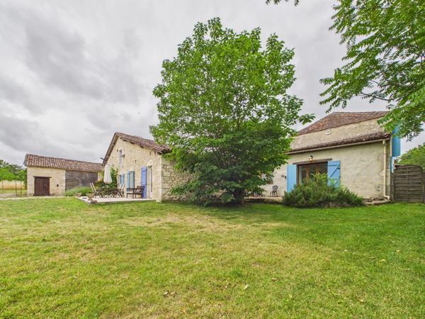 Ferme en pierre avec trois maisons d'amis dans un cadre isolé