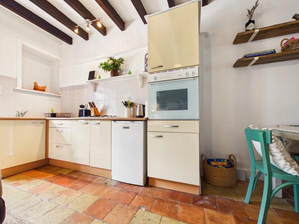 Ferme en pierre avec trois maisons d'amis dans un cadre isolé