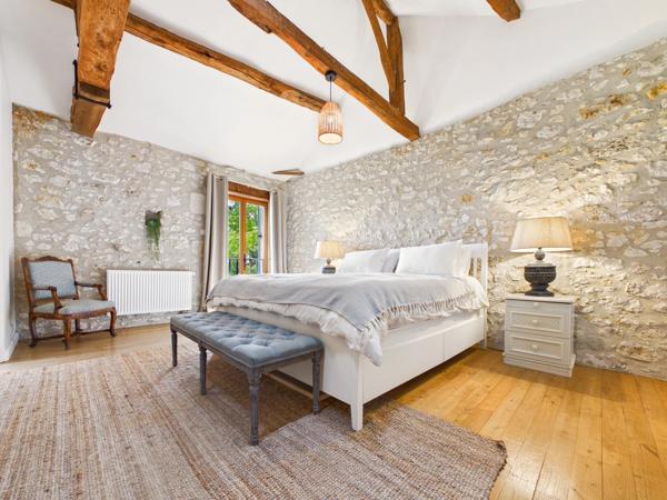 Ferme en pierre avec trois maisons d'amis dans un cadre isolé