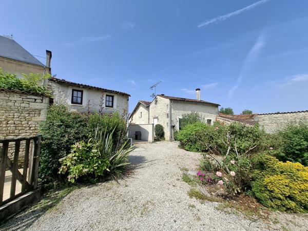Grande maison de village avec piscine à Le Gicq