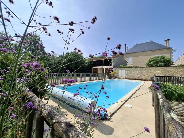 Grande maison de village avec piscine à Le Gicq