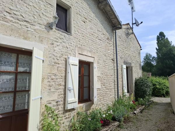 Grande maison de village avec piscine à Le Gicq