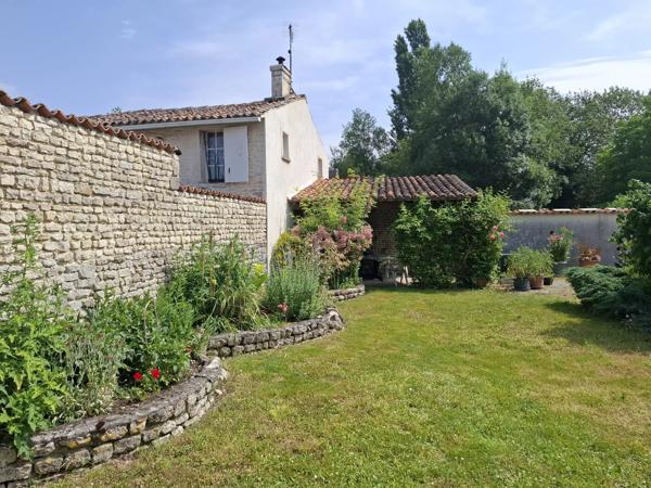 Grande maison de village avec piscine à Le Gicq