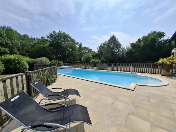 Grande maison de village avec piscine à Le Gicq