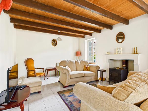 Grande maison de village avec piscine à Le Gicq
