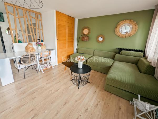 OPPORTUNITÉ!
Chelles Centre Sud Foch 
A 15" à pieds de la gare RER E Chelles Gournay (4 minutes en bus) découvrez cet appartement de type F3 - deux chambres, à la distribution optimisée, sans perte d'espace et à la décoration actuelle.
Résidence Le Bief clôturée et arborée avec places de stationnement non nominatives.

À noter: projet de rénovation énergétique global voté et payé avec ravalement et isolation thermique, VMC hygro, étanchéité, peinture des menuiseries et volet roulant. 
DPE projeté après travaux C !!! Une réelle opportunité d'acheter aujourd'hui un bien que sera automatiquement revalorisé demain!

L'appartement de 56.6m2 au deuxième étage sans ascenseur, est composé comme suit:
Une entrée avec rangement chaussure distribue une salle de bain avec WC, une cuisine moderne avec un astucieux espace buanderie, un grand séjour de 25m2 avec vestiaire/débarras ouvrant sur un balcon accueillant, et enfin deux chambres dont une de 10m2.

Points forts: 
DPE projeté C après travaux 
Décoration et état général du bien 
Résidence familiale, calme et verdoyante
Accès à l'hypercentre et à la gare
École à proximité 
Chauffage collectif inclus dans les charges (prévision de baisse des charges après la rénovation énergétique)
