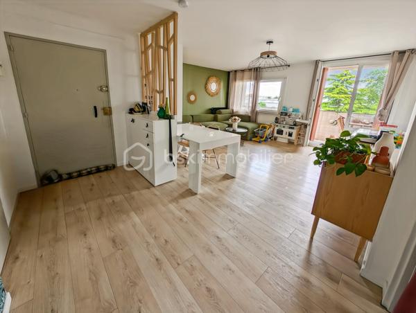 OPPORTUNITÉ!
Chelles Centre Sud Foch 
A 15" à pieds de la gare RER E Chelles Gournay (4 minutes en bus) découvrez cet appartement de type F3 - deux chambres, à la distribution optimisée, sans perte d'espace et à la décoration actuelle.
Résidence Le Bief clôturée et arborée avec places de stationnement non nominatives.

À noter: projet de rénovation énergétique global voté et payé avec ravalement et isolation thermique, VMC hygro, étanchéité, peinture des menuiseries et volet roulant. 
DPE projeté après travaux C !!! Une réelle opportunité d'acheter aujourd'hui un bien que sera automatiquement revalorisé demain!

L'appartement de 56.6m2 au deuxième étage sans ascenseur, est composé comme suit:
Une entrée avec rangement chaussure distribue une salle de bain avec WC, une cuisine moderne avec un astucieux espace buanderie, un grand séjour de 25m2 avec vestiaire/débarras ouvrant sur un balcon accueillant, et enfin deux chambres dont une de 10m2.

Points forts: 
DPE projeté C après travaux 
Décoration et état général du bien 
Résidence familiale, calme et verdoyante
Accès à l'hypercentre et à la gare
École à proximité 
Chauffage collectif inclus dans les charges (prévision de baisse des charges après la rénovation énergétique)