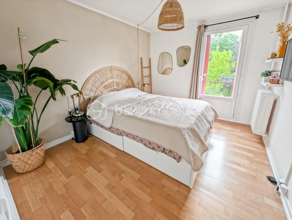 OPPORTUNITÉ!
Chelles Centre Sud Foch 
A 15" à pieds de la gare RER E Chelles Gournay (4 minutes en bus) découvrez cet appartement de type F3 - deux chambres, à la distribution optimisée, sans perte d'espace et à la décoration actuelle.
Résidence Le Bief clôturée et arborée avec places de stationnement non nominatives.

À noter: projet de rénovation énergétique global voté et payé avec ravalement et isolation thermique, VMC hygro, étanchéité, peinture des menuiseries et volet roulant. 
DPE projeté après travaux C !!! Une réelle opportunité d'acheter aujourd'hui un bien que sera automatiquement revalorisé demain!

L'appartement de 56.6m2 au deuxième étage sans ascenseur, est composé comme suit:
Une entrée avec rangement chaussure distribue une salle de bain avec WC, une cuisine moderne avec un astucieux espace buanderie, un grand séjour de 25m2 avec vestiaire/débarras ouvrant sur un balcon accueillant, et enfin deux chambres dont une de 10m2.

Points forts: 
DPE projeté C après travaux 
Décoration et état général du bien 
Résidence familiale, calme et verdoyante
Accès à l'hypercentre et à la gare
École à proximité 
Chauffage collectif inclus dans les charges (prévision de baisse des charges après la rénovation énergétique)