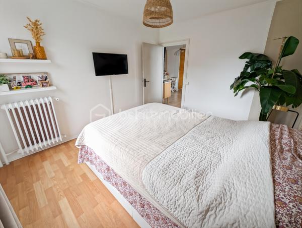 OPPORTUNITÉ!
Chelles Centre Sud Foch 
A 15" à pieds de la gare RER E Chelles Gournay (4 minutes en bus) découvrez cet appartement de type F3 - deux chambres, à la distribution optimisée, sans perte d'espace et à la décoration actuelle.
Résidence Le Bief clôturée et arborée avec places de stationnement non nominatives.

À noter: projet de rénovation énergétique global voté et payé avec ravalement et isolation thermique, VMC hygro, étanchéité, peinture des menuiseries et volet roulant. 
DPE projeté après travaux C !!! Une réelle opportunité d'acheter aujourd'hui un bien que sera automatiquement revalorisé demain!

L'appartement de 56.6m2 au deuxième étage sans ascenseur, est composé comme suit:
Une entrée avec rangement chaussure distribue une salle de bain avec WC, une cuisine moderne avec un astucieux espace buanderie, un grand séjour de 25m2 avec vestiaire/débarras ouvrant sur un balcon accueillant, et enfin deux chambres dont une de 10m2.

Points forts: 
DPE projeté C après travaux 
Décoration et état général du bien 
Résidence familiale, calme et verdoyante
Accès à l'hypercentre et à la gare
École à proximité 
Chauffage collectif inclus dans les charges (prévision de baisse des charges après la rénovation énergétique)