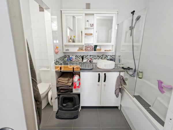 OPPORTUNITÉ!
Chelles Centre Sud Foch 
A 15" à pieds de la gare RER E Chelles Gournay (4 minutes en bus) découvrez cet appartement de type F3 - deux chambres, à la distribution optimisée, sans perte d'espace et à la décoration actuelle.
Résidence Le Bief clôturée et arborée avec places de stationnement non nominatives.

À noter: projet de rénovation énergétique global voté et payé avec ravalement et isolation thermique, VMC hygro, étanchéité, peinture des menuiseries et volet roulant. 
DPE projeté après travaux C !!! Une réelle opportunité d'acheter aujourd'hui un bien que sera automatiquement revalorisé demain!

L'appartement de 56.6m2 au deuxième étage sans ascenseur, est composé comme suit:
Une entrée avec rangement chaussure distribue une salle de bain avec WC, une cuisine moderne avec un astucieux espace buanderie, un grand séjour de 25m2 avec vestiaire/débarras ouvrant sur un balcon accueillant, et enfin deux chambres dont une de 10m2.

Points forts: 
DPE projeté C après travaux 
Décoration et état général du bien 
Résidence familiale, calme et verdoyante
Accès à l'hypercentre et à la gare
École à proximité 
Chauffage collectif inclus dans les charges (prévision de baisse des charges après la rénovation énergétique)