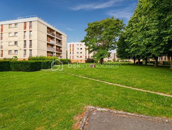OPPORTUNITÉ!
Chelles Centre Sud Foch 
A 15" à pieds de la gare RER E Chelles Gournay (4 minutes en bus) découvrez cet appartement de type F3 - deux chambres, à la distribution optimisée, sans perte d'espace et à la décoration actuelle.
Résidence Le Bief clôturée et arborée avec places de stationnement non nominatives.

À noter: projet de rénovation énergétique global voté et payé avec ravalement et isolation thermique, VMC hygro, étanchéité, peinture des menuiseries et volet roulant. 
DPE projeté après travaux C !!! Une réelle opportunité d'acheter aujourd'hui un bien que sera automatiquement revalorisé demain!

L'appartement de 56.6m2 au deuxième étage sans ascenseur, est composé comme suit:
Une entrée avec rangement chaussure distribue une salle de bain avec WC, une cuisine moderne avec un astucieux espace buanderie, un grand séjour de 25m2 avec vestiaire/débarras ouvrant sur un balcon accueillant, et enfin deux chambres dont une de 10m2.

Points forts: 
DPE projeté C après travaux 
Décoration et état général du bien 
Résidence familiale, calme et verdoyante
Accès à l'hypercentre et à la gare
École à proximité 
Chauffage collectif inclus dans les charges (prévision de baisse des charges après la rénovation énergétique)