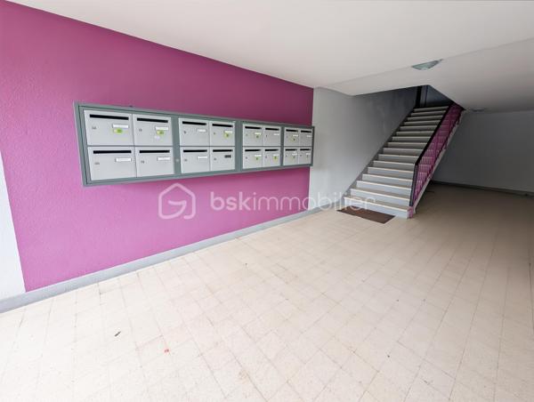 OPPORTUNITÉ!
Chelles Centre Sud Foch 
A 15" à pieds de la gare RER E Chelles Gournay (4 minutes en bus) découvrez cet appartement de type F3 - deux chambres, à la distribution optimisée, sans perte d'espace et à la décoration actuelle.
Résidence Le Bief clôturée et arborée avec places de stationnement non nominatives.

À noter: projet de rénovation énergétique global voté et payé avec ravalement et isolation thermique, VMC hygro, étanchéité, peinture des menuiseries et volet roulant. 
DPE projeté après travaux C !!! Une réelle opportunité d'acheter aujourd'hui un bien que sera automatiquement revalorisé demain!

L'appartement de 56.6m2 au deuxième étage sans ascenseur, est composé comme suit:
Une entrée avec rangement chaussure distribue une salle de bain avec WC, une cuisine moderne avec un astucieux espace buanderie, un grand séjour de 25m2 avec vestiaire/débarras ouvrant sur un balcon accueillant, et enfin deux chambres dont une de 10m2.

Points forts: 
DPE projeté C après travaux 
Décoration et état général du bien 
Résidence familiale, calme et verdoyante
Accès à l'hypercentre et à la gare
École à proximité 
Chauffage collectif inclus dans les charges (prévision de baisse des charges après la rénovation énergétique)