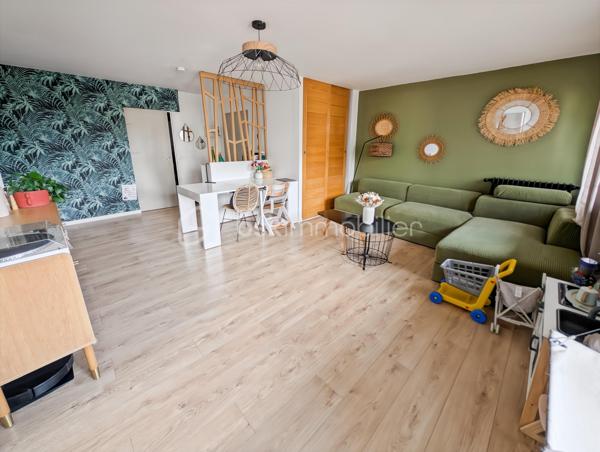 OPPORTUNITÉ!
Chelles Centre Sud Foch 
A 15" à pieds de la gare RER E Chelles Gournay (4 minutes en bus) découvrez cet appartement de type F3 - deux chambres, à la distribution optimisée, sans perte d'espace et à la décoration actuelle.
Résidence Le Bief clôturée et arborée avec places de stationnement non nominatives.

À noter: projet de rénovation énergétique global voté et payé avec ravalement et isolation thermique, VMC hygro, étanchéité, peinture des menuiseries et volet roulant. 
DPE projeté après travaux C !!! Une réelle opportunité d'acheter aujourd'hui un bien que sera automatiquement revalorisé demain!

L'appartement de 56.6m2 au deuxième étage sans ascenseur, est composé comme suit:
Une entrée avec rangement chaussure distribue une salle de bain avec WC, une cuisine moderne avec un astucieux espace buanderie, un grand séjour de 25m2 avec vestiaire/débarras ouvrant sur un balcon accueillant, et enfin deux chambres dont une de 10m2.

Points forts: 
DPE projeté C après travaux 
Décoration et état général du bien 
Résidence familiale, calme et verdoyante
Accès à l'hypercentre et à la gare
École à proximité 
Chauffage collectif inclus dans les charges (prévision de baisse des charges après la rénovation énergétique)