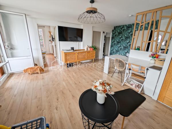 OPPORTUNITÉ!
Chelles Centre Sud Foch 
A 15" à pieds de la gare RER E Chelles Gournay (4 minutes en bus) découvrez cet appartement de type F3 - deux chambres, à la distribution optimisée, sans perte d'espace et à la décoration actuelle.
Résidence Le Bief clôturée et arborée avec places de stationnement non nominatives.

À noter: projet de rénovation énergétique global voté et payé avec ravalement et isolation thermique, VMC hygro, étanchéité, peinture des menuiseries et volet roulant. 
DPE projeté après travaux C !!! Une réelle opportunité d'acheter aujourd'hui un bien que sera automatiquement revalorisé demain!

L'appartement de 56.6m2 au deuxième étage sans ascenseur, est composé comme suit:
Une entrée avec rangement chaussure distribue une salle de bain avec WC, une cuisine moderne avec un astucieux espace buanderie, un grand séjour de 25m2 avec vestiaire/débarras ouvrant sur un balcon accueillant, et enfin deux chambres dont une de 10m2.

Points forts: 
DPE projeté C après travaux 
Décoration et état général du bien 
Résidence familiale, calme et verdoyante
Accès à l'hypercentre et à la gare
École à proximité 
Chauffage collectif inclus dans les charges (prévision de baisse des charges après la rénovation énergétique)