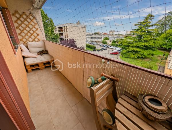 OPPORTUNITÉ!
Chelles Centre Sud Foch 
A 15" à pieds de la gare RER E Chelles Gournay (4 minutes en bus) découvrez cet appartement de type F3 - deux chambres, à la distribution optimisée, sans perte d'espace et à la décoration actuelle.
Résidence Le Bief clôturée et arborée avec places de stationnement non nominatives.

À noter: projet de rénovation énergétique global voté et payé avec ravalement et isolation thermique, VMC hygro, étanchéité, peinture des menuiseries et volet roulant. 
DPE projeté après travaux C !!! Une réelle opportunité d'acheter aujourd'hui un bien que sera automatiquement revalorisé demain!

L'appartement de 56.6m2 au deuxième étage sans ascenseur, est composé comme suit:
Une entrée avec rangement chaussure distribue une salle de bain avec WC, une cuisine moderne avec un astucieux espace buanderie, un grand séjour de 25m2 avec vestiaire/débarras ouvrant sur un balcon accueillant, et enfin deux chambres dont une de 10m2.

Points forts: 
DPE projeté C après travaux 
Décoration et état général du bien 
Résidence familiale, calme et verdoyante
Accès à l'hypercentre et à la gare
École à proximité 
Chauffage collectif inclus dans les charges (prévision de baisse des charges après la rénovation énergétique)