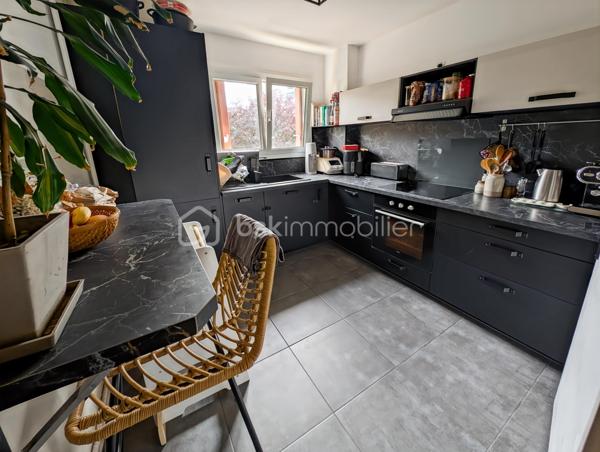 OPPORTUNITÉ!
Chelles Centre Sud Foch 
A 15" à pieds de la gare RER E Chelles Gournay (4 minutes en bus) découvrez cet appartement de type F3 - deux chambres, à la distribution optimisée, sans perte d'espace et à la décoration actuelle.
Résidence Le Bief clôturée et arborée avec places de stationnement non nominatives.

À noter: projet de rénovation énergétique global voté et payé avec ravalement et isolation thermique, VMC hygro, étanchéité, peinture des menuiseries et volet roulant. 
DPE projeté après travaux C !!! Une réelle opportunité d'acheter aujourd'hui un bien que sera automatiquement revalorisé demain!

L'appartement de 56.6m2 au deuxième étage sans ascenseur, est composé comme suit:
Une entrée avec rangement chaussure distribue une salle de bain avec WC, une cuisine moderne avec un astucieux espace buanderie, un grand séjour de 25m2 avec vestiaire/débarras ouvrant sur un balcon accueillant, et enfin deux chambres dont une de 10m2.

Points forts: 
DPE projeté C après travaux 
Décoration et état général du bien 
Résidence familiale, calme et verdoyante
Accès à l'hypercentre et à la gare
École à proximité 
Chauffage collectif inclus dans les charges (prévision de baisse des charges après la rénovation énergétique)