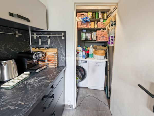OPPORTUNITÉ!
Chelles Centre Sud Foch 
A 15" à pieds de la gare RER E Chelles Gournay (4 minutes en bus) découvrez cet appartement de type F3 - deux chambres, à la distribution optimisée, sans perte d'espace et à la décoration actuelle.
Résidence Le Bief clôturée et arborée avec places de stationnement non nominatives.

À noter: projet de rénovation énergétique global voté et payé avec ravalement et isolation thermique, VMC hygro, étanchéité, peinture des menuiseries et volet roulant. 
DPE projeté après travaux C !!! Une réelle opportunité d'acheter aujourd'hui un bien que sera automatiquement revalorisé demain!

L'appartement de 56.6m2 au deuxième étage sans ascenseur, est composé comme suit:
Une entrée avec rangement chaussure distribue une salle de bain avec WC, une cuisine moderne avec un astucieux espace buanderie, un grand séjour de 25m2 avec vestiaire/débarras ouvrant sur un balcon accueillant, et enfin deux chambres dont une de 10m2.

Points forts: 
DPE projeté C après travaux 
Décoration et état général du bien 
Résidence familiale, calme et verdoyante
Accès à l'hypercentre et à la gare
École à proximité 
Chauffage collectif inclus dans les charges (prévision de baisse des charges après la rénovation énergétique)