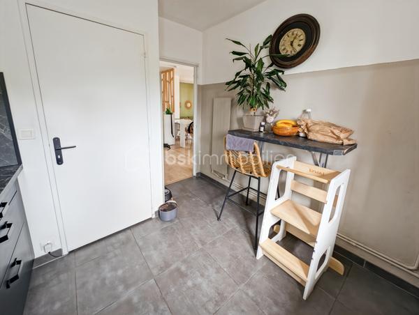 OPPORTUNITÉ!
Chelles Centre Sud Foch 
A 15" à pieds de la gare RER E Chelles Gournay (4 minutes en bus) découvrez cet appartement de type F3 - deux chambres, à la distribution optimisée, sans perte d'espace et à la décoration actuelle.
Résidence Le Bief clôturée et arborée avec places de stationnement non nominatives.

À noter: projet de rénovation énergétique global voté et payé avec ravalement et isolation thermique, VMC hygro, étanchéité, peinture des menuiseries et volet roulant. 
DPE projeté après travaux C !!! Une réelle opportunité d'acheter aujourd'hui un bien que sera automatiquement revalorisé demain!

L'appartement de 56.6m2 au deuxième étage sans ascenseur, est composé comme suit:
Une entrée avec rangement chaussure distribue une salle de bain avec WC, une cuisine moderne avec un astucieux espace buanderie, un grand séjour de 25m2 avec vestiaire/débarras ouvrant sur un balcon accueillant, et enfin deux chambres dont une de 10m2.

Points forts: 
DPE projeté C après travaux 
Décoration et état général du bien 
Résidence familiale, calme et verdoyante
Accès à l'hypercentre et à la gare
École à proximité 
Chauffage collectif inclus dans les charges (prévision de baisse des charges après la rénovation énergétique)