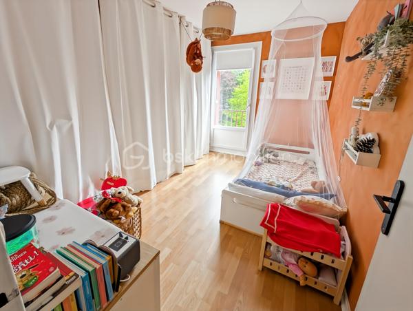 OPPORTUNITÉ!
Chelles Centre Sud Foch 
A 15" à pieds de la gare RER E Chelles Gournay (4 minutes en bus) découvrez cet appartement de type F3 - deux chambres, à la distribution optimisée, sans perte d'espace et à la décoration actuelle.
Résidence Le Bief clôturée et arborée avec places de stationnement non nominatives.

À noter: projet de rénovation énergétique global voté et payé avec ravalement et isolation thermique, VMC hygro, étanchéité, peinture des menuiseries et volet roulant. 
DPE projeté après travaux C !!! Une réelle opportunité d'acheter aujourd'hui un bien que sera automatiquement revalorisé demain!

L'appartement de 56.6m2 au deuxième étage sans ascenseur, est composé comme suit:
Une entrée avec rangement chaussure distribue une salle de bain avec WC, une cuisine moderne avec un astucieux espace buanderie, un grand séjour de 25m2 avec vestiaire/débarras ouvrant sur un balcon accueillant, et enfin deux chambres dont une de 10m2.

Points forts: 
DPE projeté C après travaux 
Décoration et état général du bien 
Résidence familiale, calme et verdoyante
Accès à l'hypercentre et à la gare
École à proximité 
Chauffage collectif inclus dans les charges (prévision de baisse des charges après la rénovation énergétique)