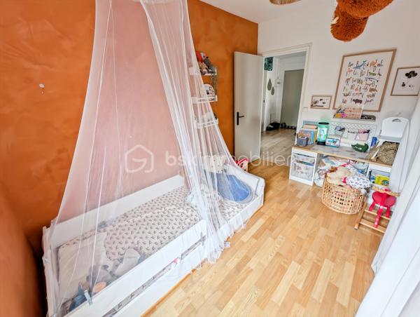 OPPORTUNITÉ!
Chelles Centre Sud Foch 
A 15" à pieds de la gare RER E Chelles Gournay (4 minutes en bus) découvrez cet appartement de type F3 - deux chambres, à la distribution optimisée, sans perte d'espace et à la décoration actuelle.
Résidence Le Bief clôturée et arborée avec places de stationnement non nominatives.

À noter: projet de rénovation énergétique global voté et payé avec ravalement et isolation thermique, VMC hygro, étanchéité, peinture des menuiseries et volet roulant. 
DPE projeté après travaux C !!! Une réelle opportunité d'acheter aujourd'hui un bien que sera automatiquement revalorisé demain!

L'appartement de 56.6m2 au deuxième étage sans ascenseur, est composé comme suit:
Une entrée avec rangement chaussure distribue une salle de bain avec WC, une cuisine moderne avec un astucieux espace buanderie, un grand séjour de 25m2 avec vestiaire/débarras ouvrant sur un balcon accueillant, et enfin deux chambres dont une de 10m2.

Points forts: 
DPE projeté C après travaux 
Décoration et état général du bien 
Résidence familiale, calme et verdoyante
Accès à l'hypercentre et à la gare
École à proximité 
Chauffage collectif inclus dans les charges (prévision de baisse des charges après la rénovation énergétique)