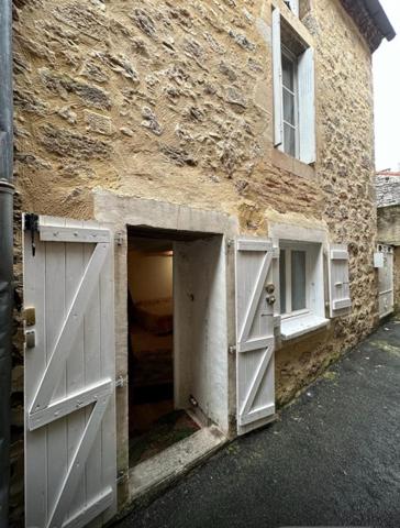 Jolie maison en pierre vendue meublée