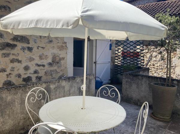 Jolie maison en pierre vendue meublée
