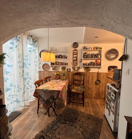 Jolie maison en pierre vendue meublée